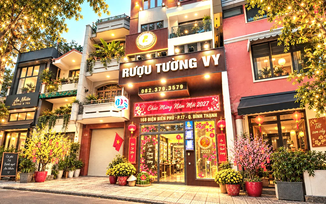Mặt tiền cửa hàng Rượu Tường Vy tại 168 Điện Biên Phủ trang trí đèn và hoa mai dịp Tết Đinh Mùi 2027