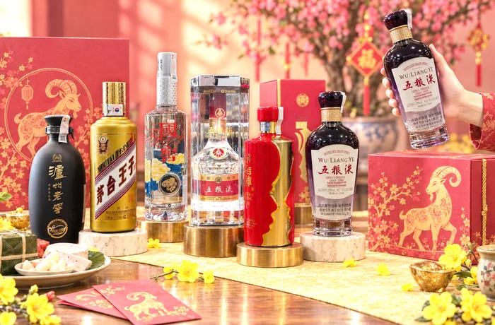 Bạch tửu Trung Quốc Moutai, Ngũ Lương Dịch và Lư Châu Lão Kiều bày cùng hộp quà Tết Đinh Mùi